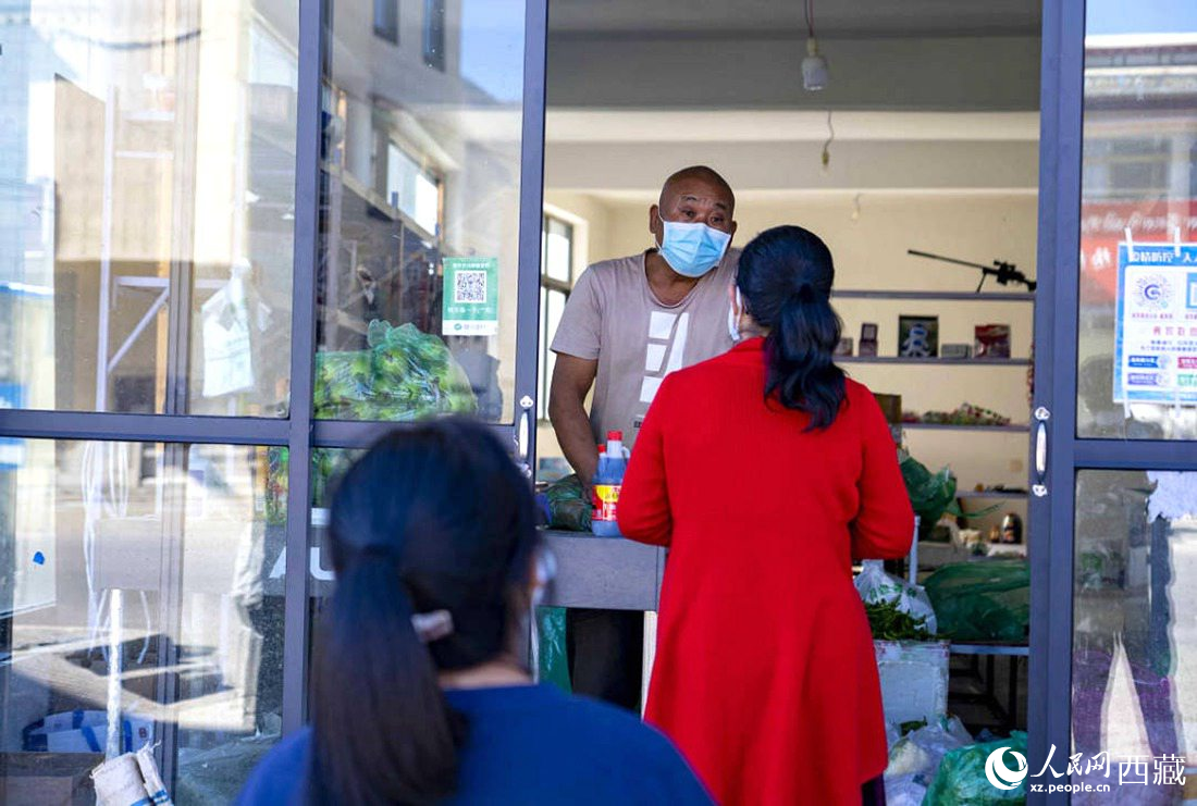 市民們有序排隊(duì)購(gòu)買早餐。人民網(wǎng) 次仁羅布攝