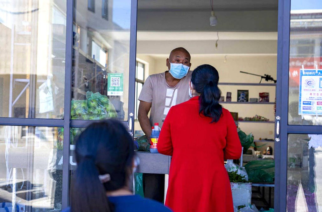 市民們有序排隊(duì)購(gòu)買早餐。人民網(wǎng) 次仁羅布攝