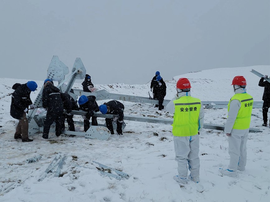 9月13日，電力施工人員正在對(duì)改造工器具進(jìn)行清點(diǎn)和組裝。秦鐘攝