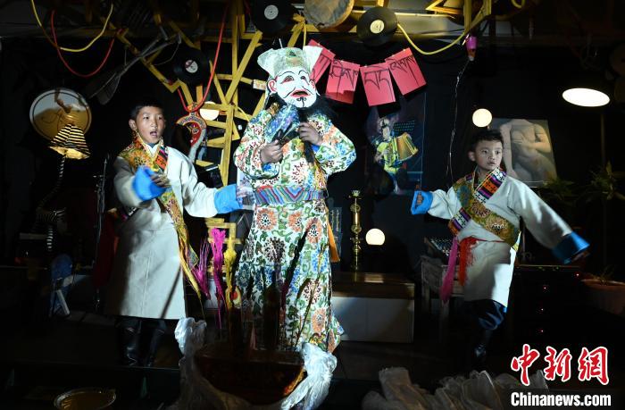 圖為由少兒表演的藏戲在公開場合演出。資料圖 趙朗 攝