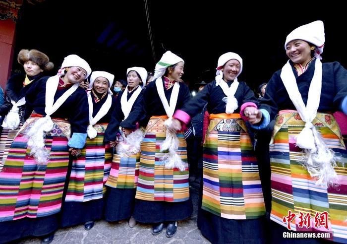 資料圖為2014年12月6日，拉薩民眾歡度“仙女節(jié)”。 <a target='_blank' href='/'><p  align=