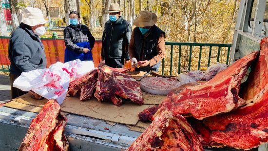 圖為市民正在買牛肉，本報記者 格桑倫珠攝(3737723)-20221201105107(1).jpg