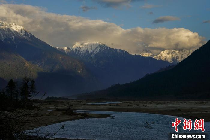 遠(yuǎn)眺波密雪山?！〗w波 攝