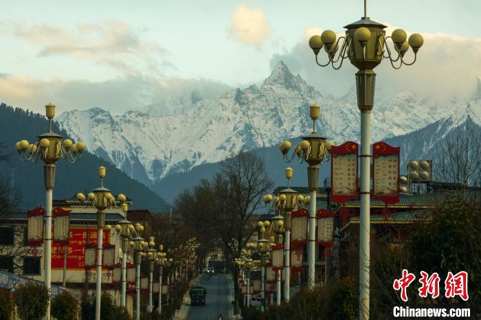 從波密縣城遠(yuǎn)眺冰川?！〗w波 攝