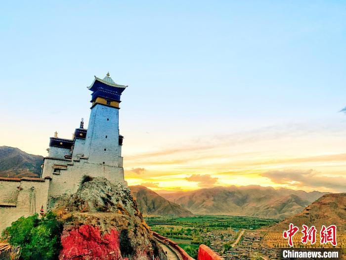 圖為西藏第一座宮殿——山南雍布拉康?！埼?攝