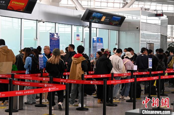 圖為“五一”期間，拉薩貢嘎機(jī)場旅客密集出行?！≡黝D珠 攝