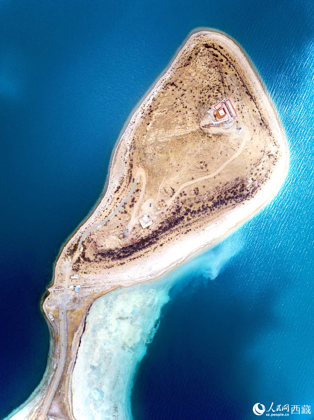 無人機(jī)視角下的西藏羊卓雍錯日托寺風(fēng)光。人民網(wǎng)記者 次仁羅布攝