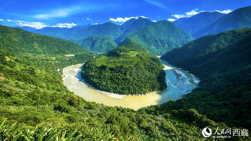 風(fēng)景秀麗、植被繁茂的西藏林芝市墨脫縣果果塘大拐彎。人民網(wǎng)記者 次仁羅布攝