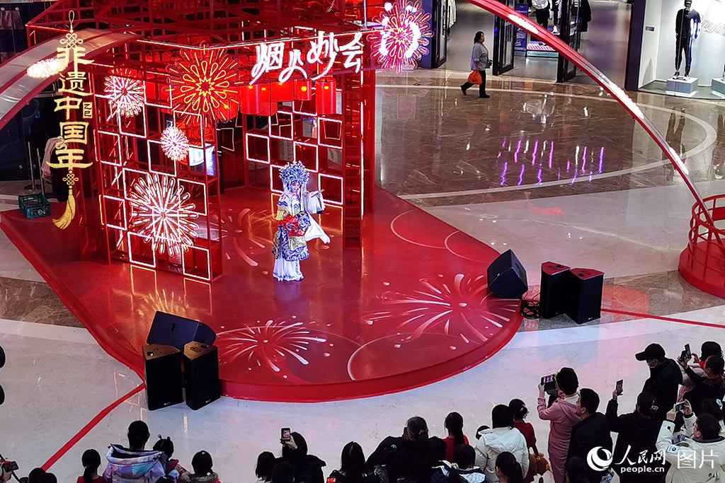 2025年1月29日，大年初一，吉林省京劇團(tuán)亮相長(zhǎng)春“煙火妙會(huì)”，演員們用的精湛技藝，為市民呈上一場(chǎng)韻味悠長(zhǎng)的視聽(tīng)盛宴，一招一式盡顯京劇魅力。現(xiàn)場(chǎng)還進(jìn)行了京劇知識(shí)科普，讓傳統(tǒng)文化在互動(dòng)中 “活” 起來(lái)，為新春佳節(jié)增添了一抹濃厚的文化底色 。人民網(wǎng)記者 王帝元攝