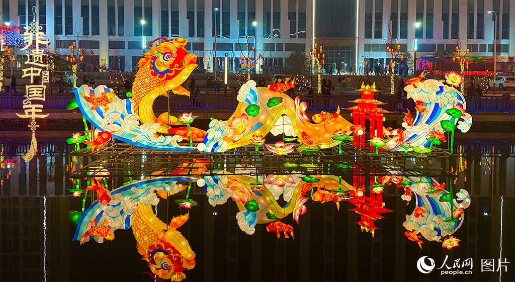 2025年1月22日，2025潛江燈會(huì)如約亮燈，近百組主題花燈、300余組裝飾彩燈一一亮相，吸引眾多游客觀賞。潛江燈會(huì)是湖北省潛江地區(qū)春節(jié)、元宵期間全民趕會(huì)的綜合性傳統(tǒng)民俗活動(dòng)，2021年入選第五批國(guó)家級(jí)非物質(zhì)文化遺產(chǎn)代表性項(xiàng)目名錄。人民網(wǎng)記者 張雋攝