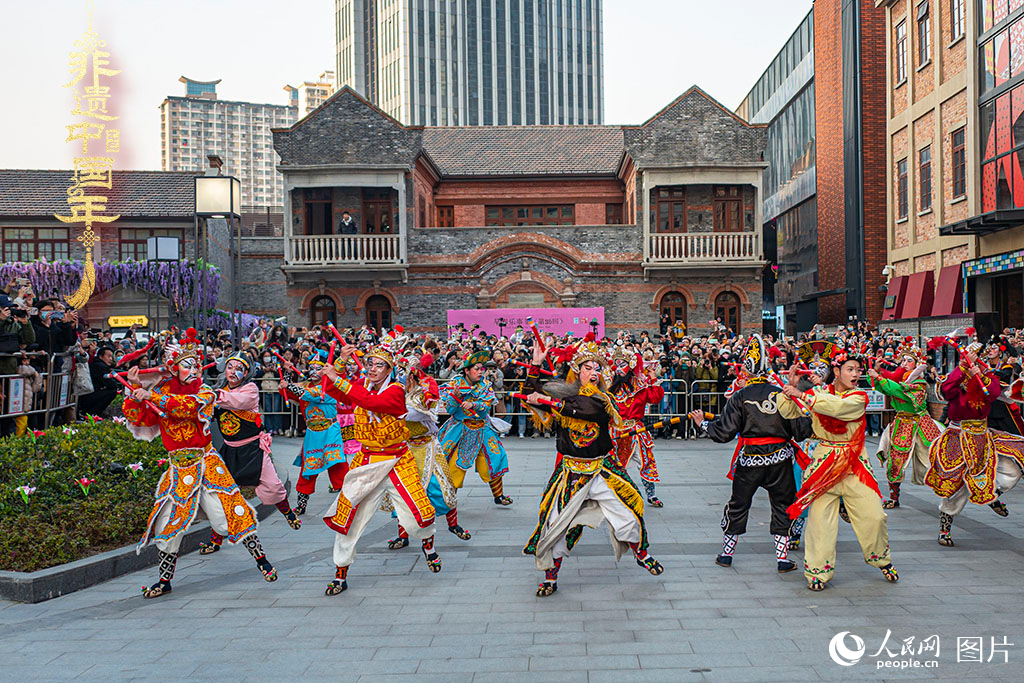 2025年1月19日，上海虹口區(qū)的今潮8弄，精彩的潮汕英歌舞上演，吸引市民駐足觀看。人民網(wǎng)記者 王初攝