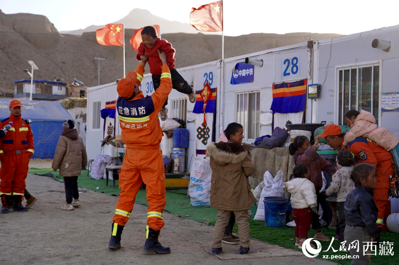 熱木青村安置點，消防員們同孩子們嬉戲玩耍。人民網(wǎng)記者 次仁羅布攝