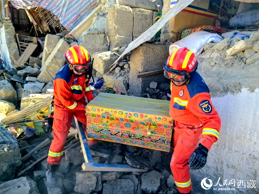 消防救援人員搜救受災(zāi)群眾財產(chǎn)。人民日報記者 徐馭堯攝