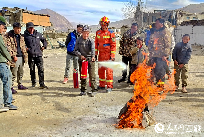 消防救援人員在安置點組織開展滅火實戰(zhàn)演練。人民日報記者 徐馭堯攝
