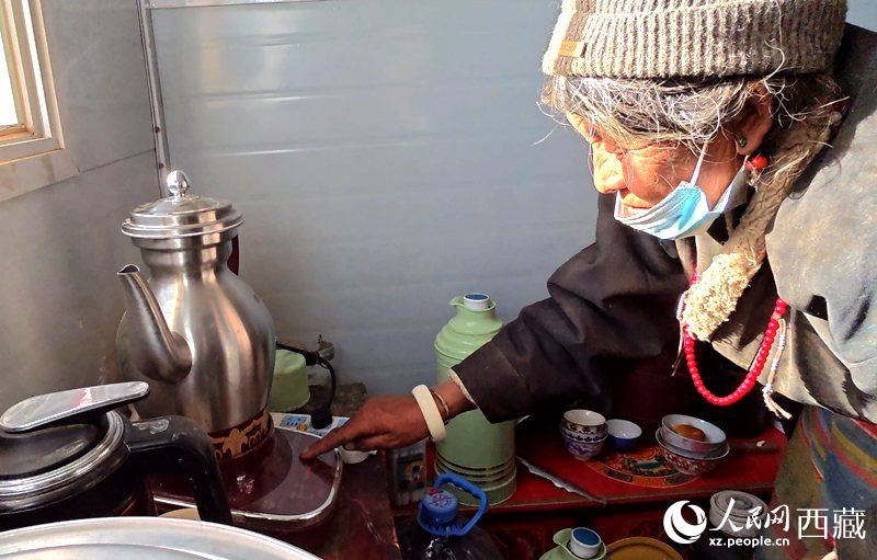 達(dá)瓦次仁的媽媽在做酥油茶。人民網(wǎng)記者 吳雨仁攝