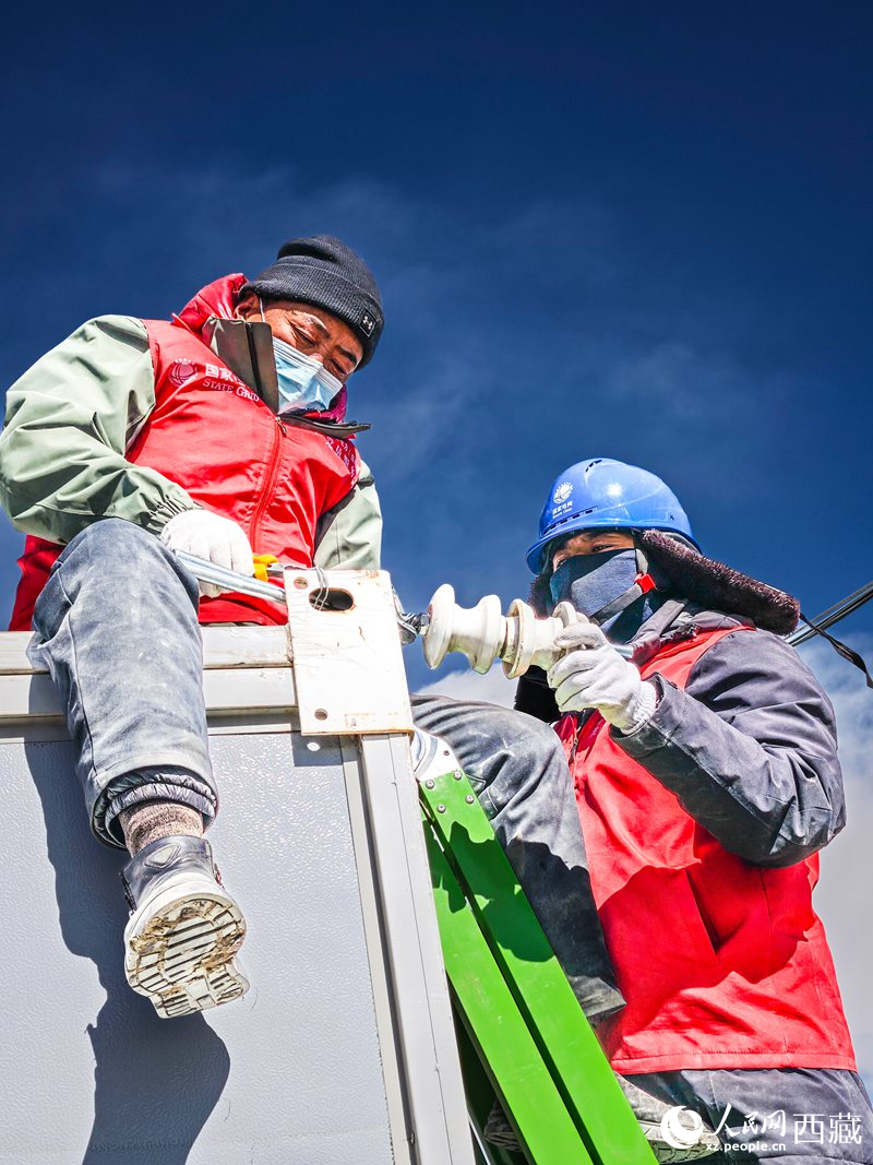 國(guó)網(wǎng)日喀則共產(chǎn)黨員服務(wù)隊(duì)隊(duì)員檢查板房線路。人民網(wǎng)記者 吳雨仁攝