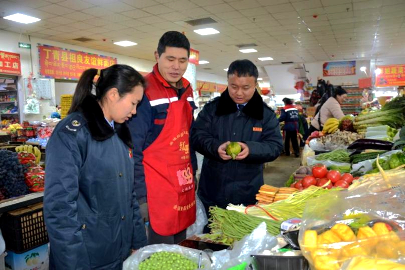 國家稅務(wù)總局丁青縣稅務(wù)局干部走訪了解春節(jié)蔬菜市場供求情況。楊虹攝
