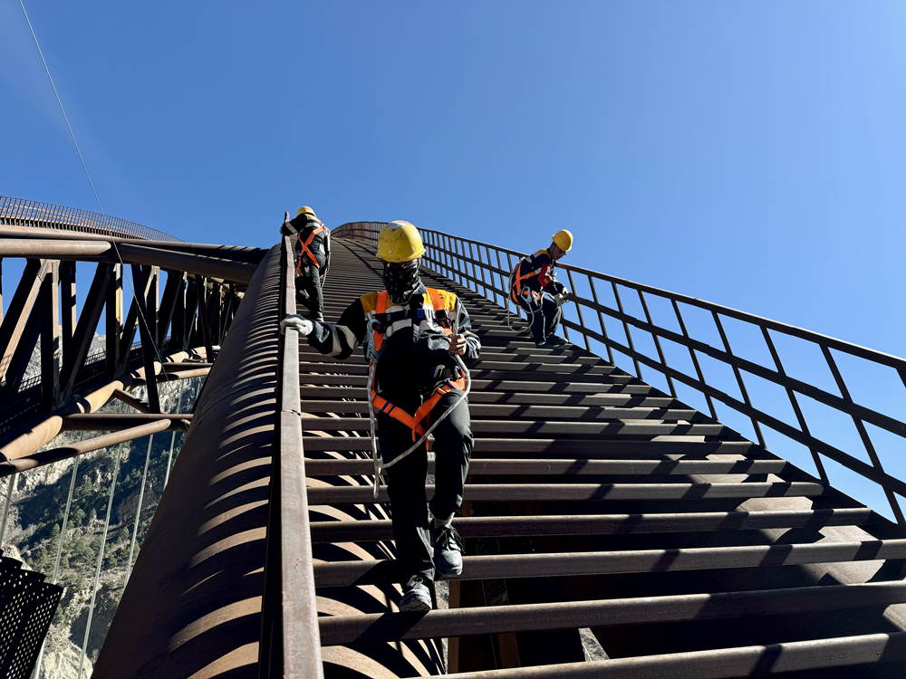 橋拱檢修。馬生明攝