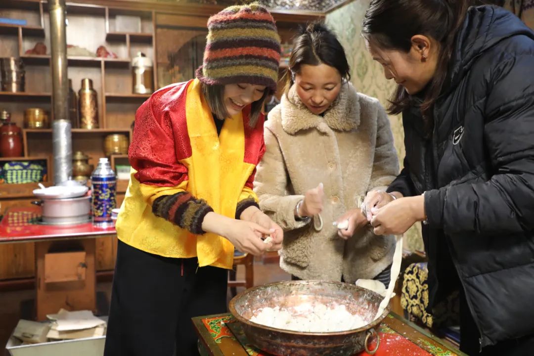 游客體驗制作“古突”。巴桑卓嘎攝