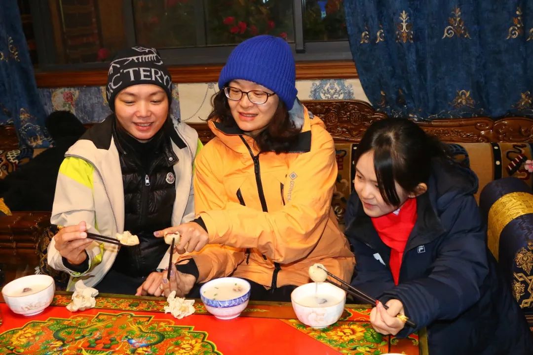 品嘗“古突”。巴桑卓嘎攝