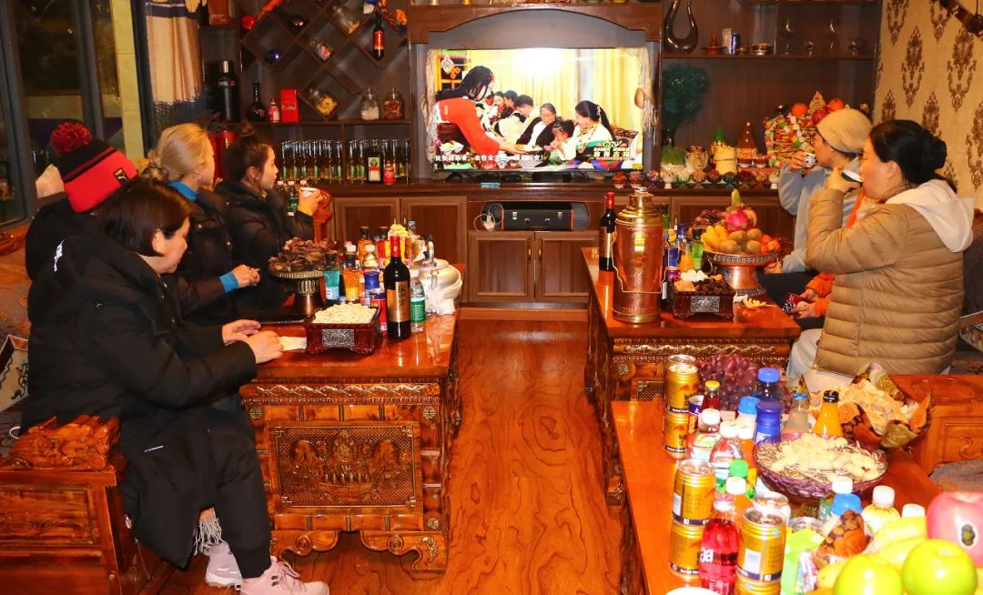游客在居民家中，一同看藏晚，歡慶藏歷新年。巴桑卓嘎攝