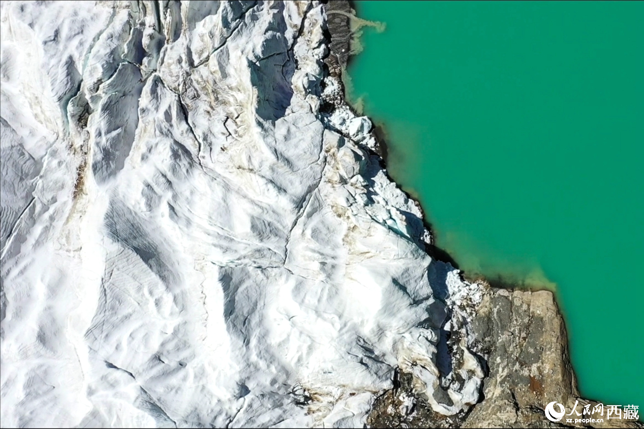 曲登尼瑪冰川位于日喀則市崗巴縣昌龍鄉(xiāng)。