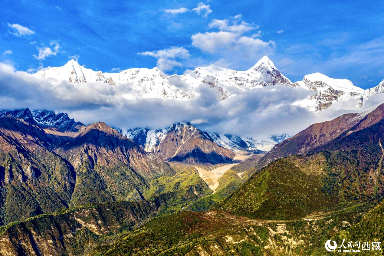 無人機(jī)航拍南迦巴瓦峰。