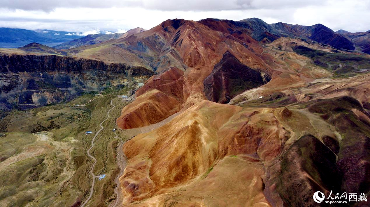 西藏阿里地區(qū)札達(dá)縣境內(nèi)的山丘，因大地礦石的緣故而變得色彩豐富，當(dāng)?shù)厝朔Q之為“五彩山”。