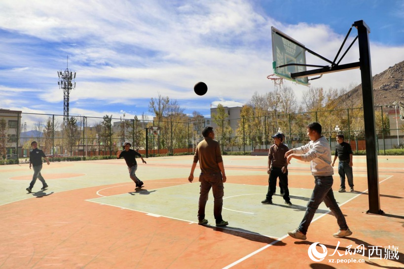 圖為周邊居民在公園內打球。人民網記者 次仁羅布攝