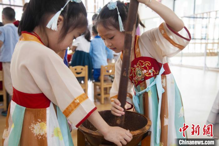 圖為小朋友們參加“將樂擂茶”制作。　董觀生 攝