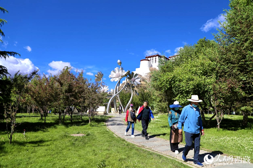 市民在公園內(nèi)散步。