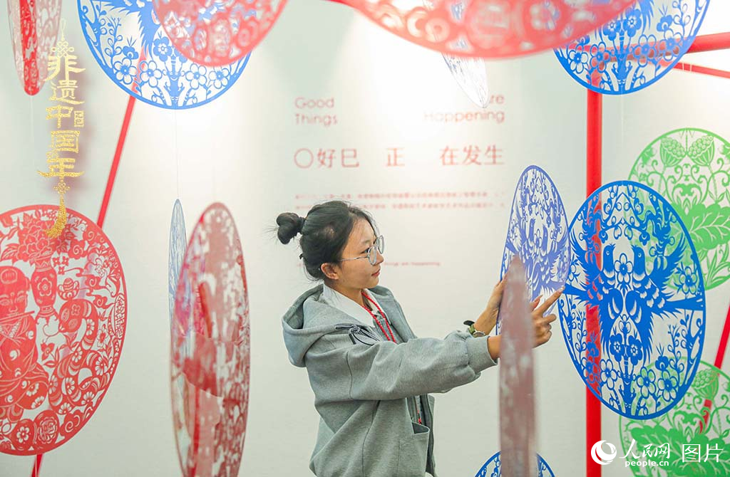 2025年1月30日，在山西太原舉辦的“年自萬(wàn)物生”——2025山西非遺年俗藝術(shù)展上，由山西省級(jí)非遺代表性傳承人張永忠專門創(chuàng)作的剪紙藝術(shù)裝置吸引青年游客關(guān)注，上下映襯的“巳”字讓年文化煥發(fā)新的生機(jī)。人民網(wǎng)記者 王帆攝