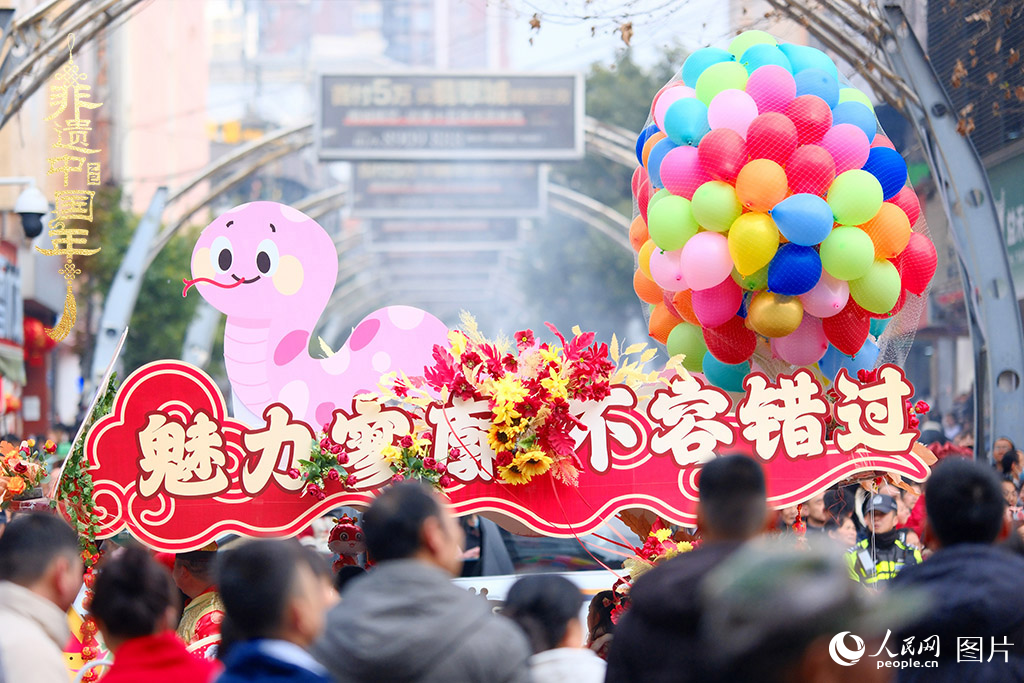 2025年1月29日，大年初一，云南省曲靖市麒麟?yún)^(qū)舉行“千人舞麒麟”活動(dòng)，耍龍舞獅過(guò)大年，現(xiàn)場(chǎng)人山人海，熱鬧非凡。人民網(wǎng) 莊志斌攝