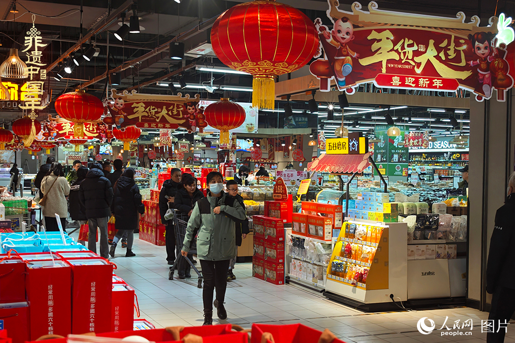 2025年1月28日，在河北省三河市的一家超市，市民們正在采購(gòu)年貨。人民網(wǎng)記者 翁奇羽攝