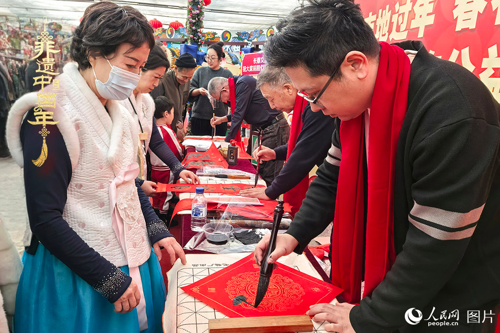 新春佳節(jié)之際，長(zhǎng)春農(nóng)博園冬季展會(huì)火熱進(jìn)行，展廳內(nèi)，書(shū)法家現(xiàn)場(chǎng)書(shū)寫(xiě)“福”字，市民游客紛紛上前迎春接“?！?。人民網(wǎng)記者 王海躍攝