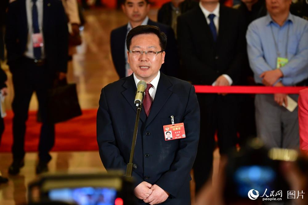 全國政協(xié)委員、中國聯(lián)通研究院院長張云勇接受記者采訪。