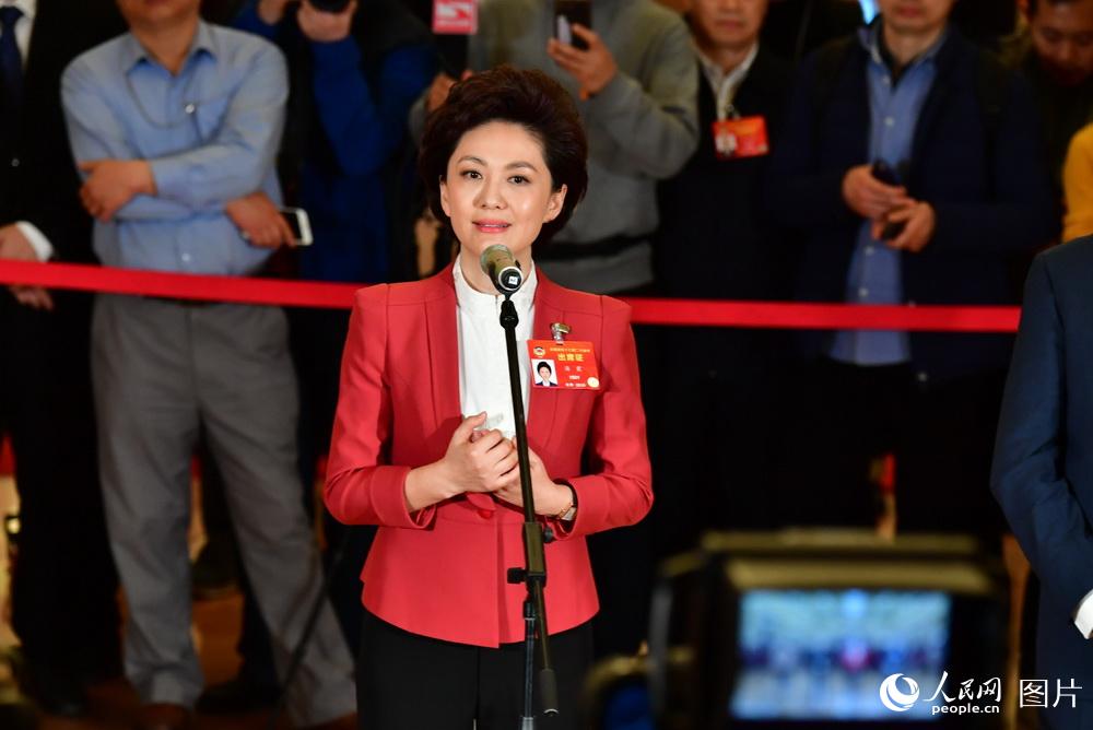 全國政協(xié)委員、中央廣播電視總臺央視新聞主播海霞接受記者采訪。