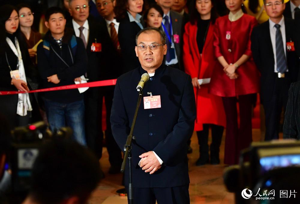 全國政協(xié)委員、湖南省生態(tài)環(huán)境廳副廳長潘碧靈接受記者采訪。