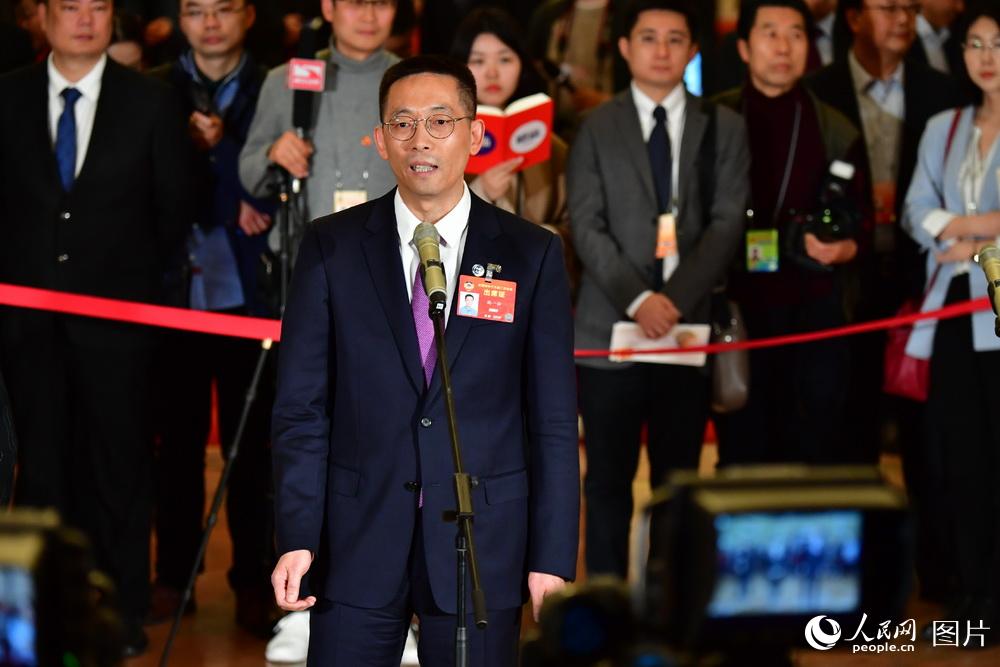 全國政協(xié)委員、西湖大學校長施一公接受記者采訪。