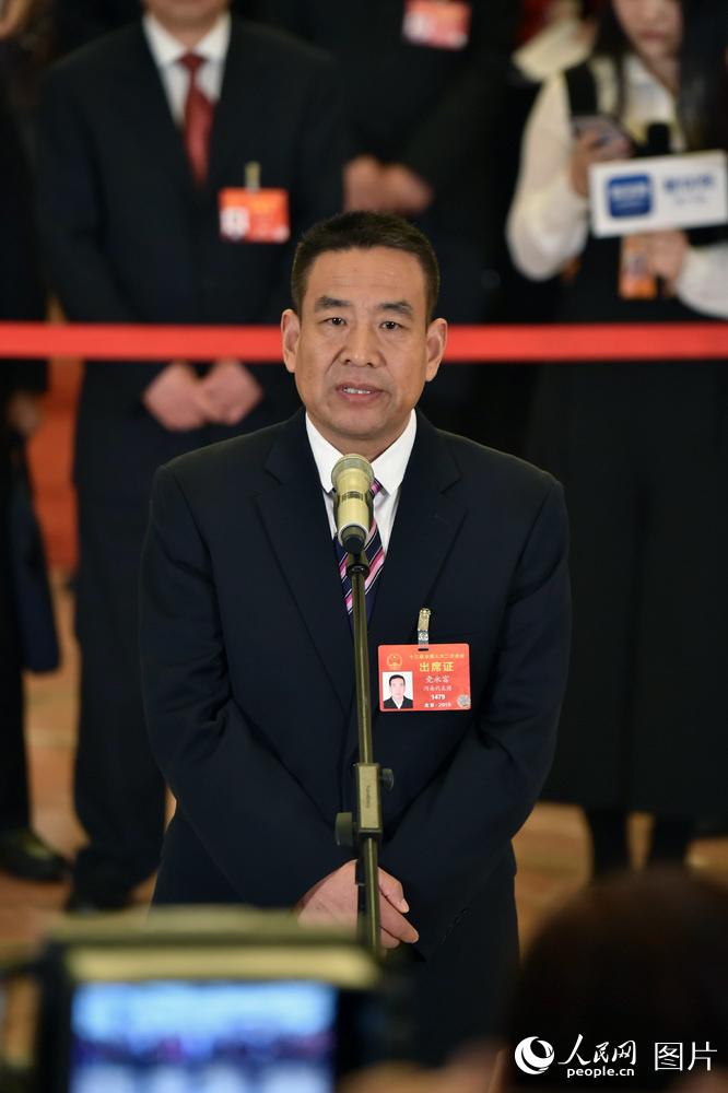 全國人大代表、河南遠(yuǎn)東生物工程公司技術(shù)部部長黨永富回答記者提問。