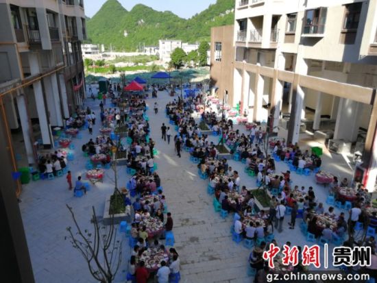 花溪區(qū)易地扶貧搬遷安置點(diǎn)2019年端午節(jié)長桌宴活動(dòng)現(xiàn)場.