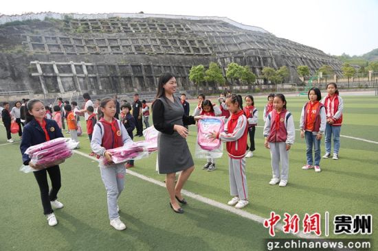 修文縣組織搬遷戶子女開展戶外拓展活動(dòng)，捐贈(zèng)愛心物資。