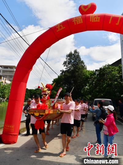 圖為5月29日，長樂江田鎮(zhèn)村民們推著新龍舟前行。　張斌 攝