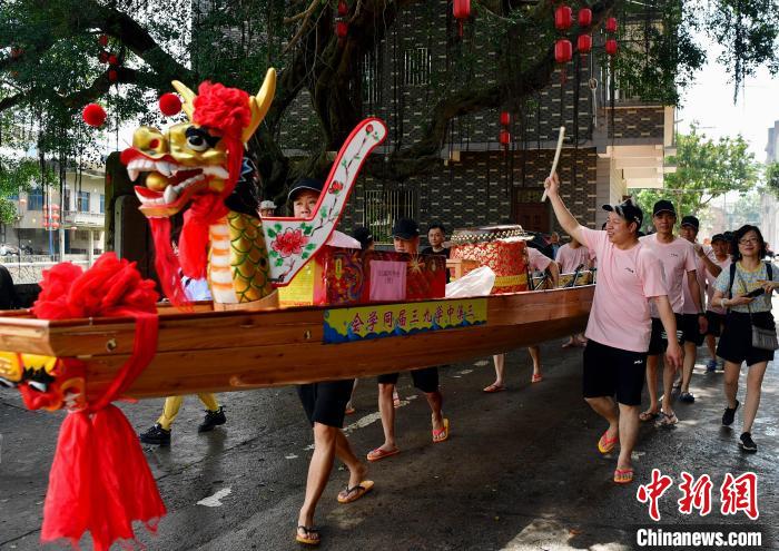 圖為5月29日，長樂江田鎮(zhèn)村民們推著新龍舟前行?！埍?攝