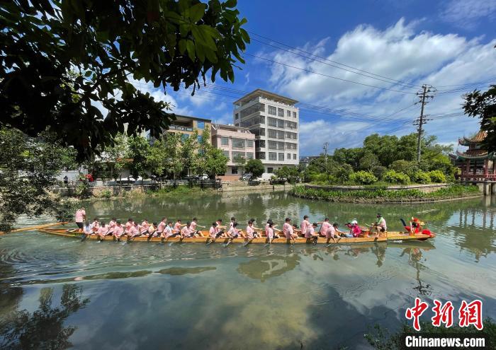 圖為5月29日，長樂江田鎮(zhèn)新龍舟入水后在水中劃行。　張斌 攝
