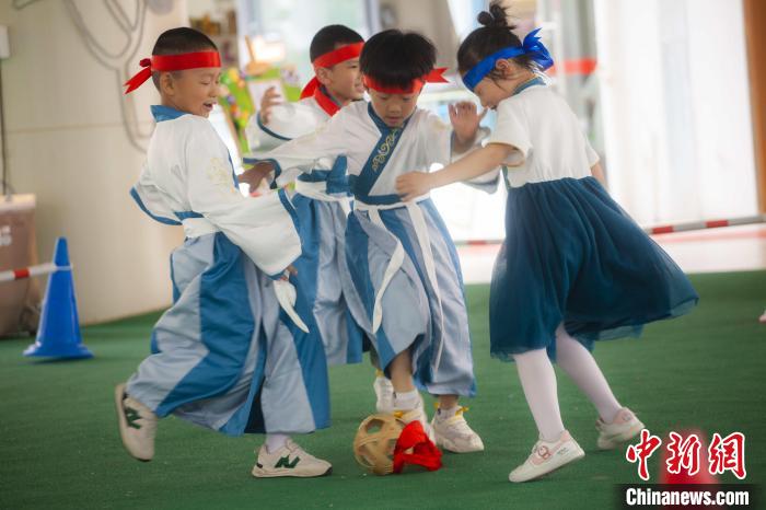 圖為小朋友們開(kāi)展蹴鞠比賽?！《^生 攝