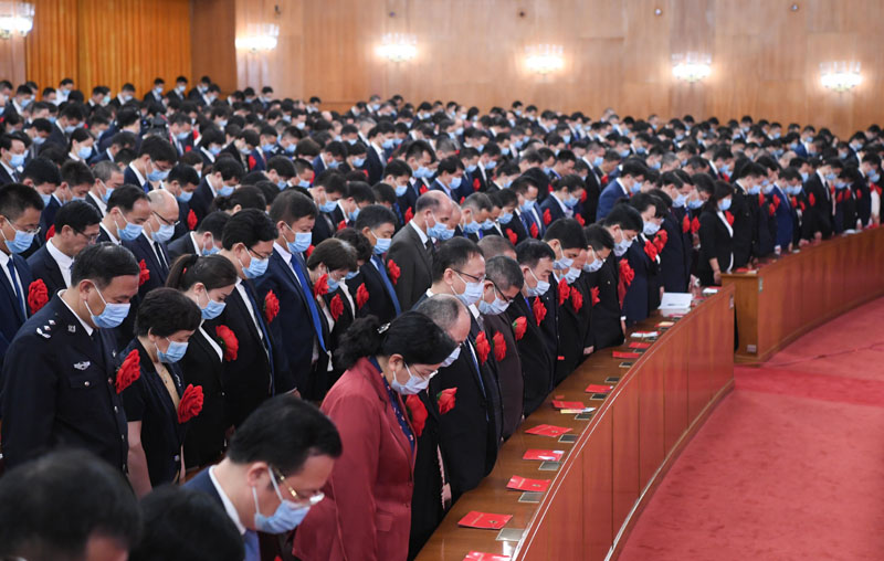 2020年9月8日上午，全國抗擊新冠肺炎疫情表彰大會在北京人民大會堂隆重舉行。這是全場肅立，向新冠肺炎疫情犧牲烈士和逝世同胞默哀。