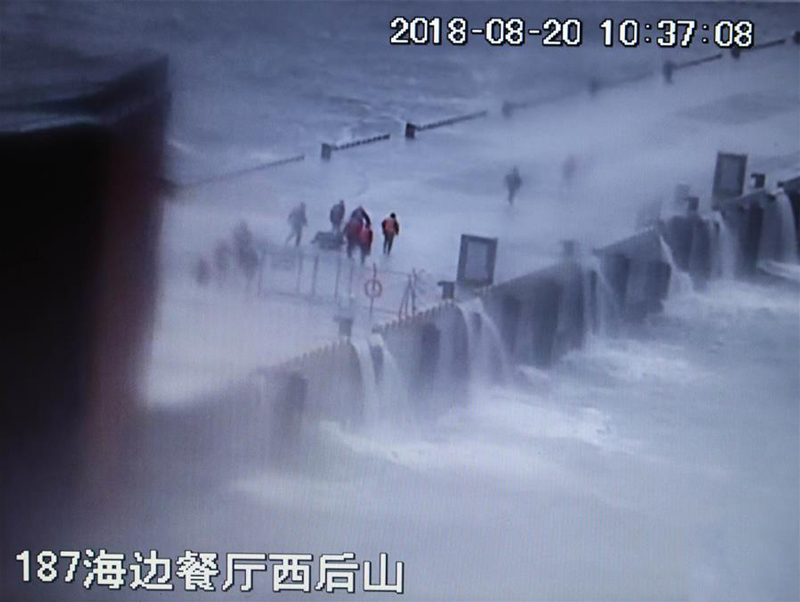 這是翻拍的2018年8月20日現(xiàn)場監(jiān)控錄像。錄像記錄了黃群、宋月才、姜開斌等同志搶救國家某重點試驗平臺的場景。