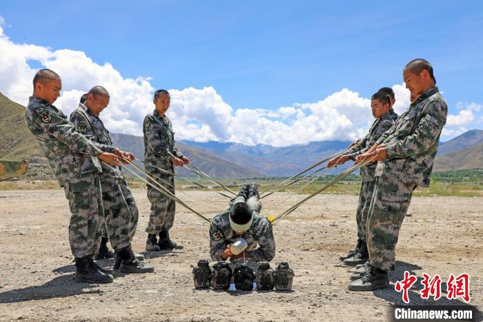 圖為荊棘排雷訓(xùn)練?！⊥踔緜?攝