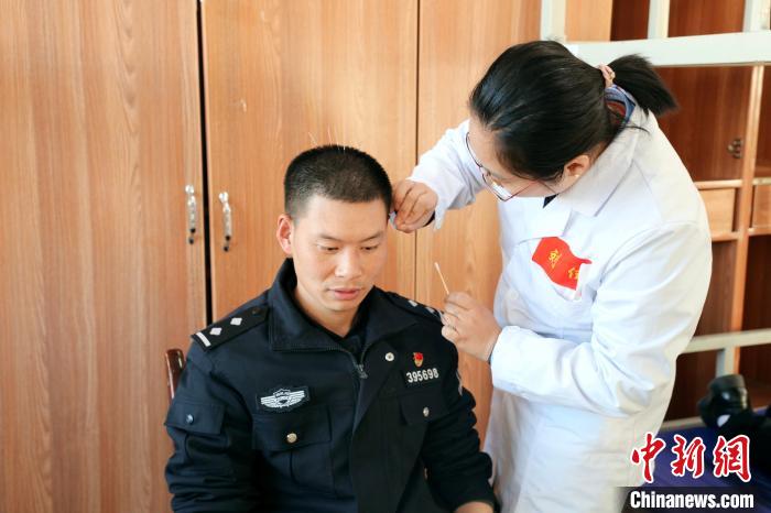 圖為專家現(xiàn)場(chǎng)問(wèn)診。　格熱 攝